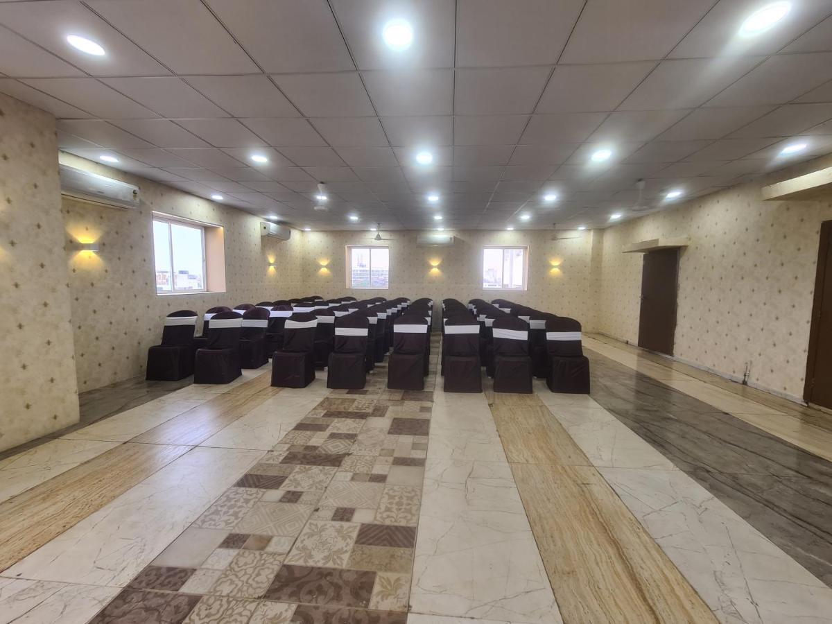 Hotel Nova Pride Rajkot Esterno foto