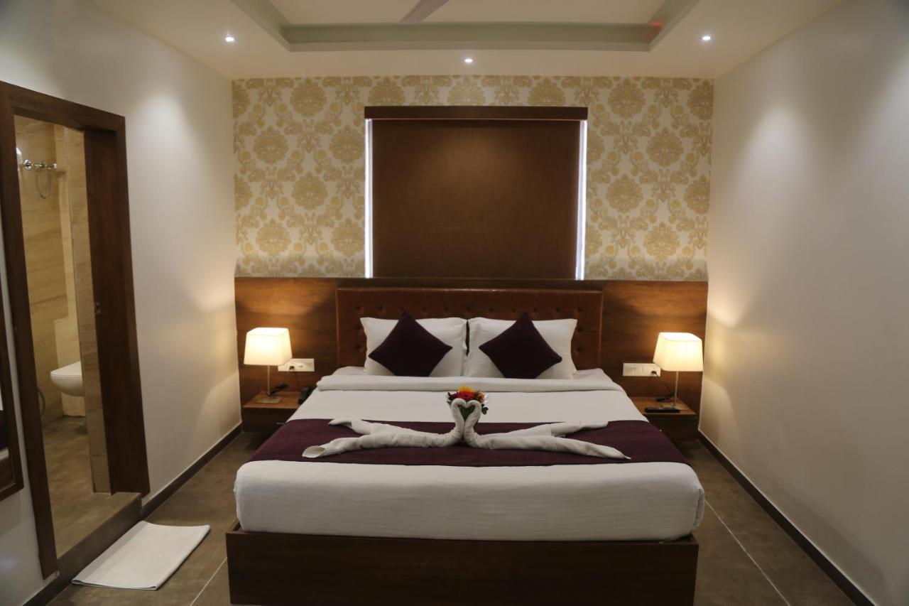 Hotel Nova Pride Rajkot Esterno foto