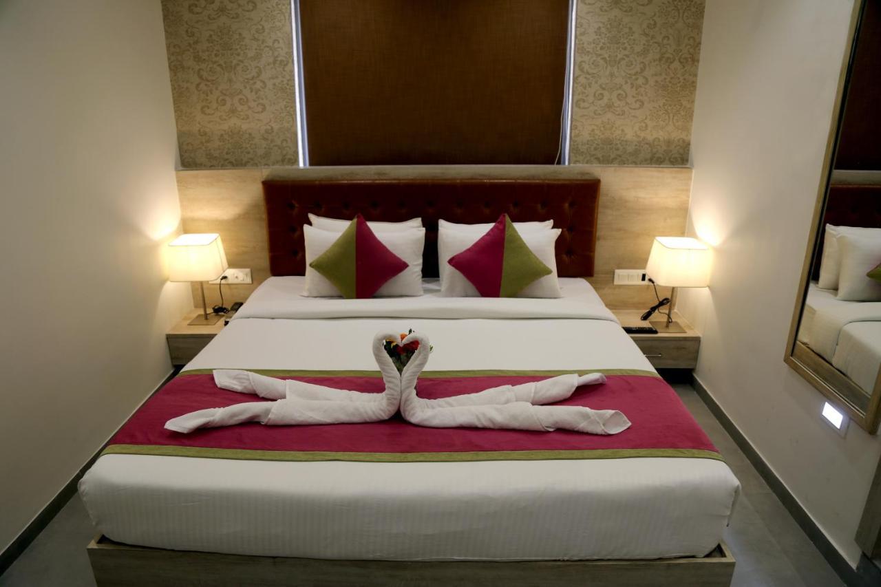 Hotel Nova Pride Rajkot Esterno foto