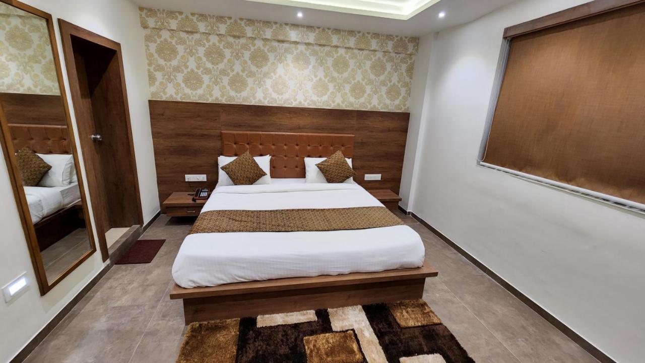 Hotel Nova Pride Rajkot Esterno foto