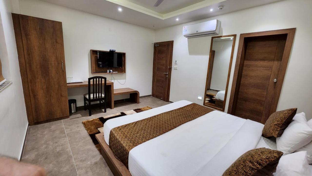 Hotel Nova Pride Rajkot Esterno foto