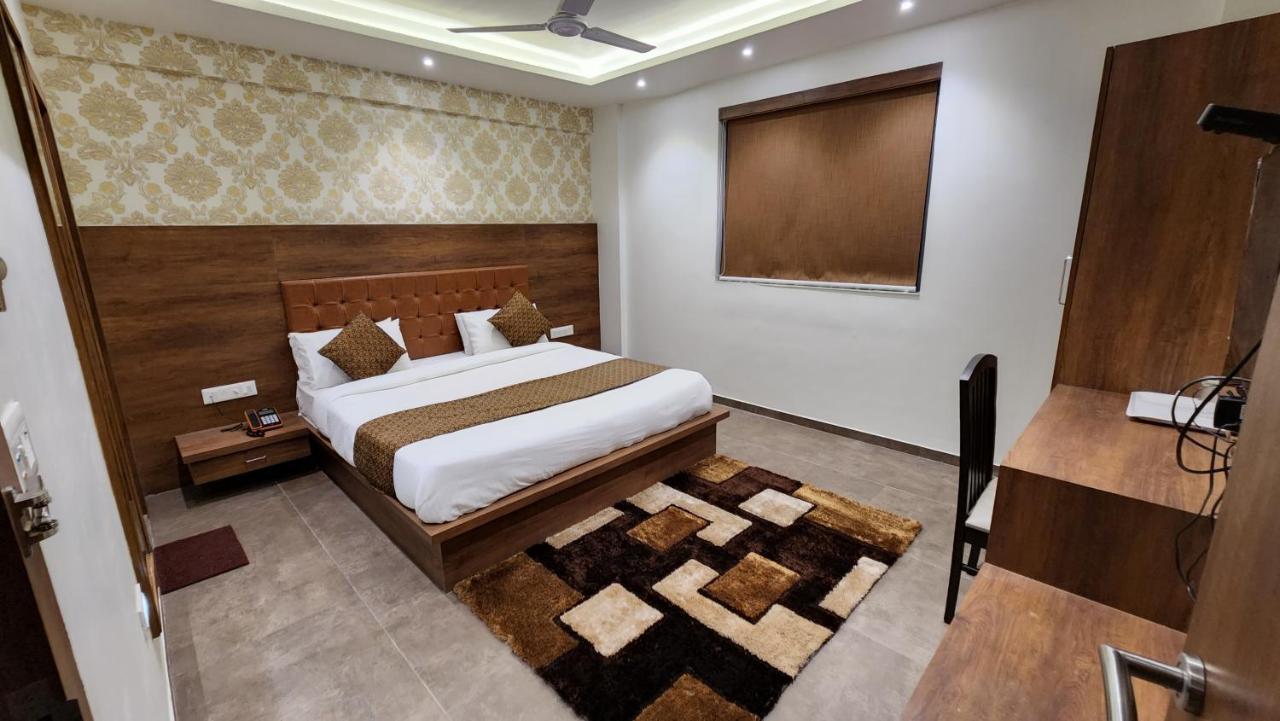 Hotel Nova Pride Rajkot Esterno foto