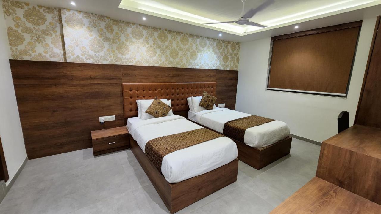 Hotel Nova Pride Rajkot Esterno foto