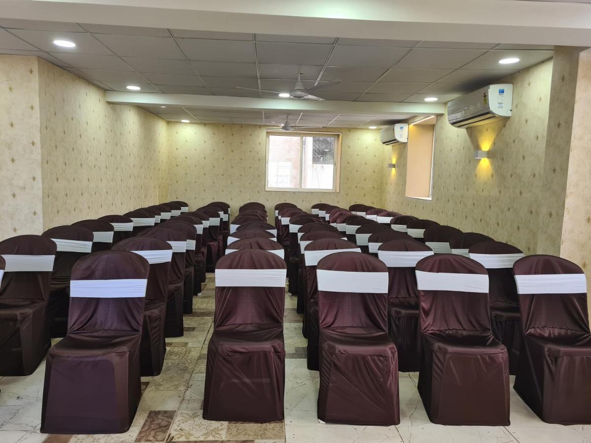 Hotel Nova Pride Rajkot Esterno foto