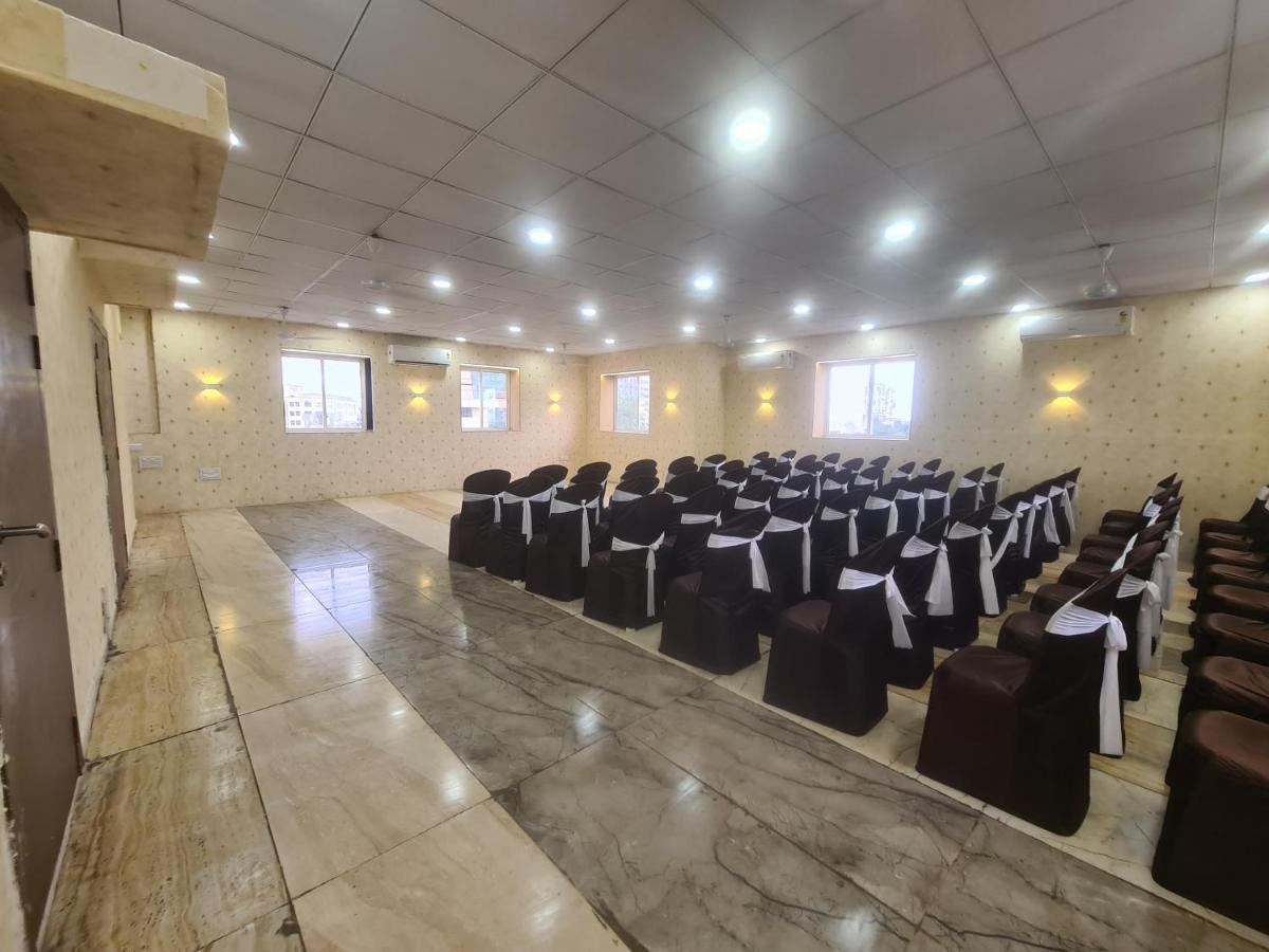 Hotel Nova Pride Rajkot Esterno foto