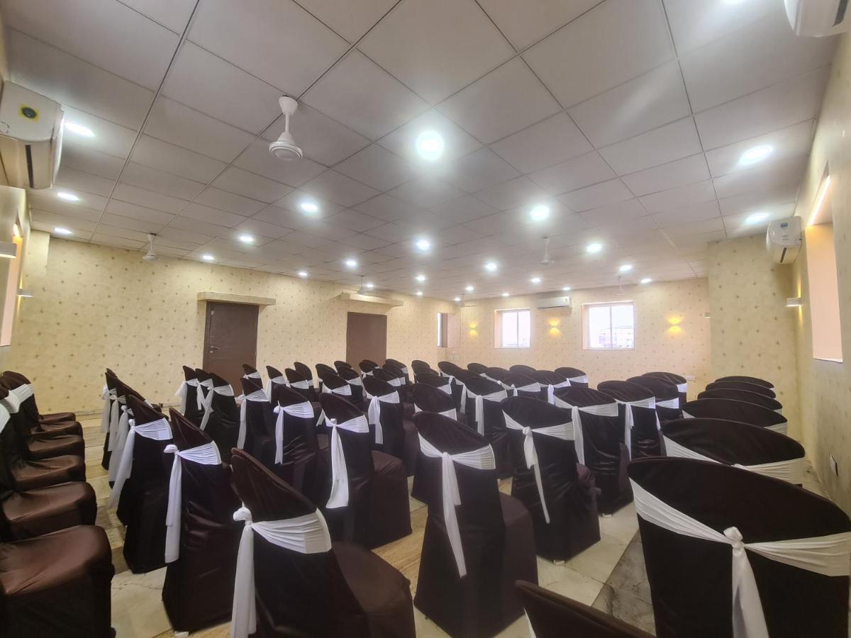 Hotel Nova Pride Rajkot Esterno foto