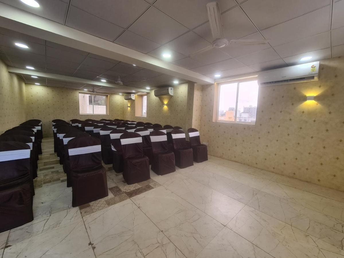 Hotel Nova Pride Rajkot Esterno foto