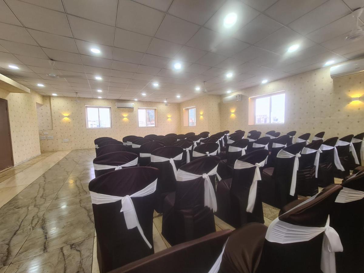 Hotel Nova Pride Rajkot Esterno foto