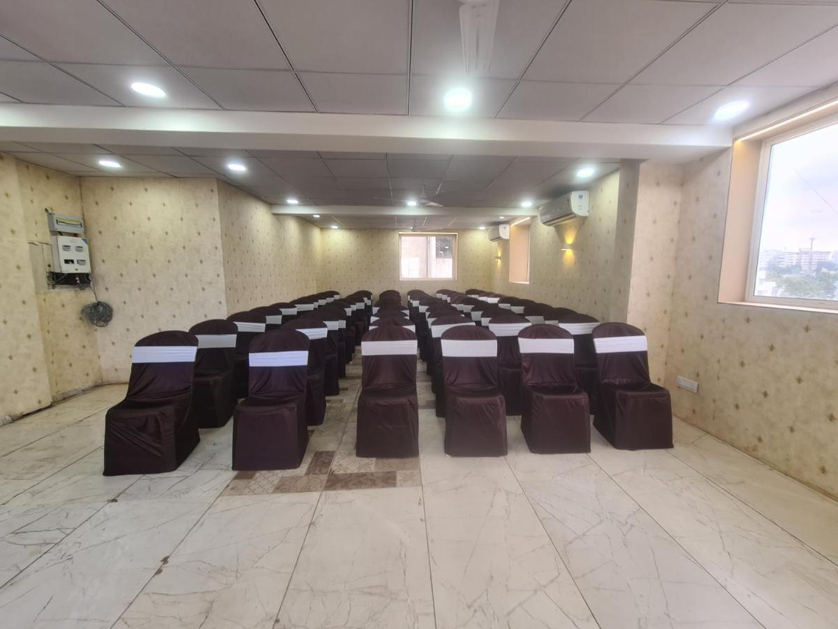 Hotel Nova Pride Rajkot Esterno foto
