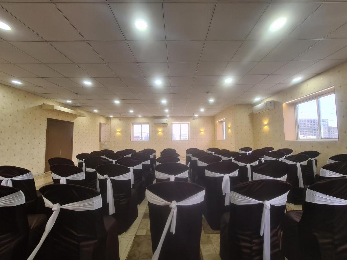 Hotel Nova Pride Rajkot Esterno foto