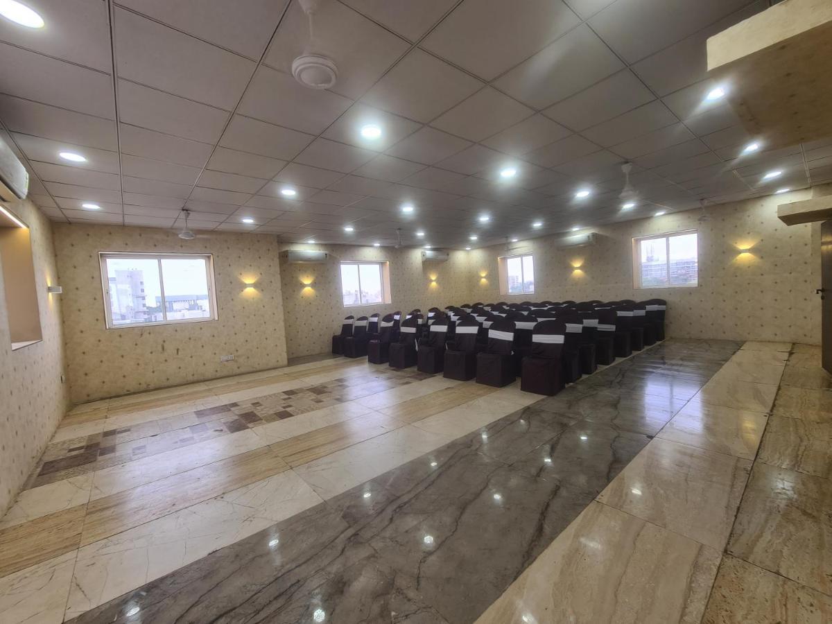 Hotel Nova Pride Rajkot Esterno foto
