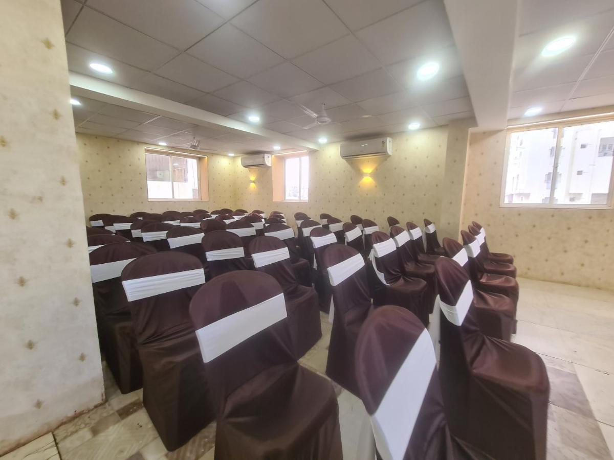 Hotel Nova Pride Rajkot Esterno foto