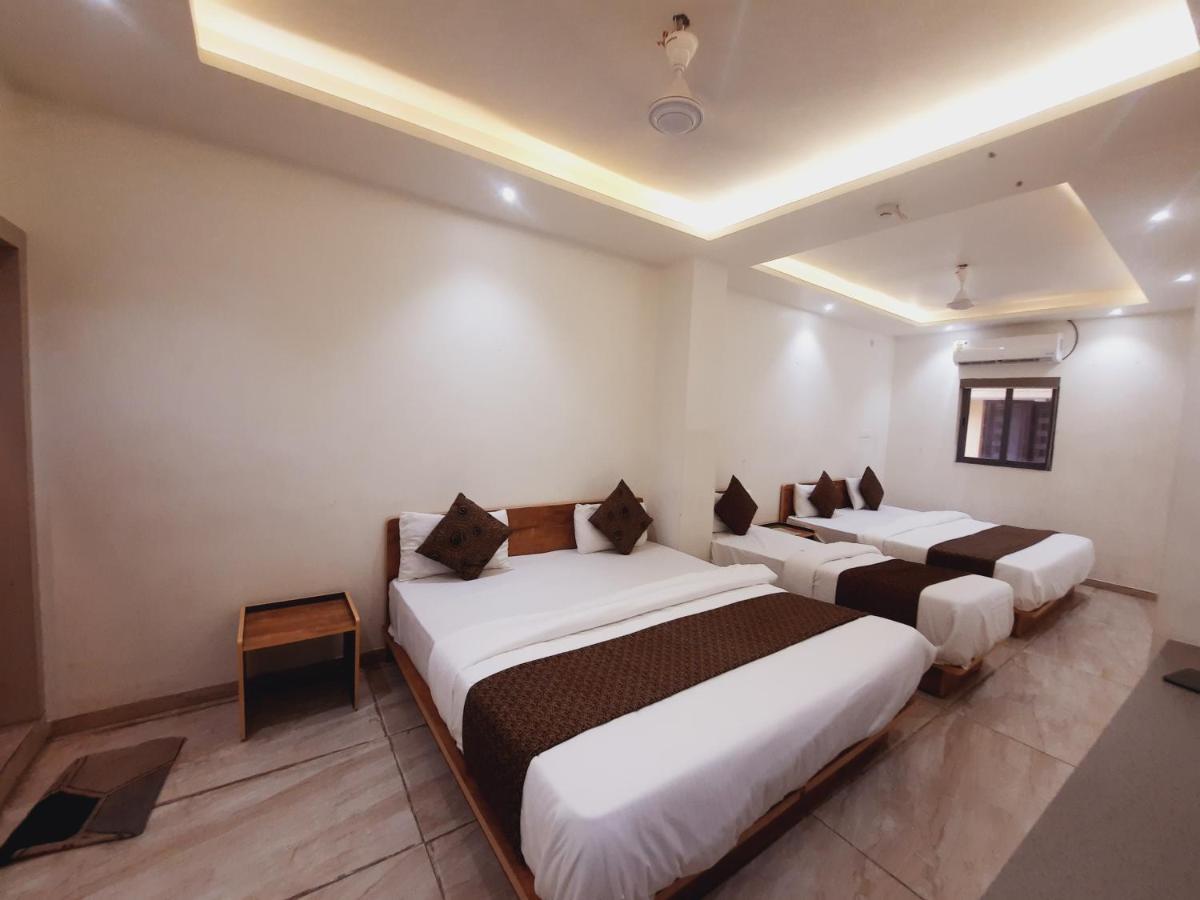 Hotel Nova Pride Rajkot Esterno foto