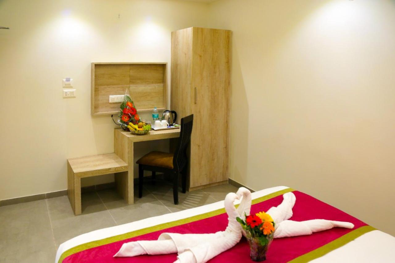 Hotel Nova Pride Rajkot Esterno foto