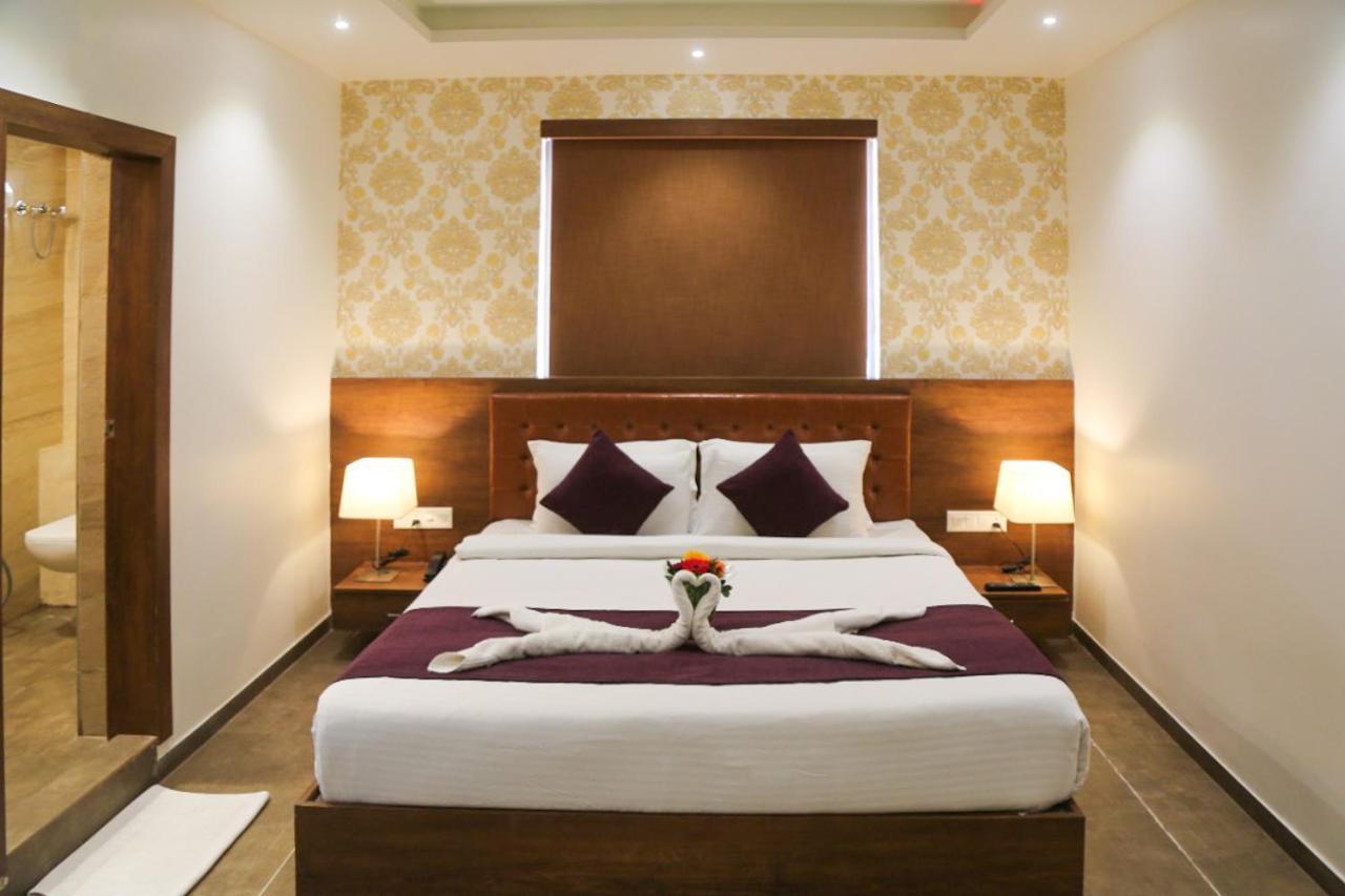 Hotel Nova Pride Rajkot Esterno foto