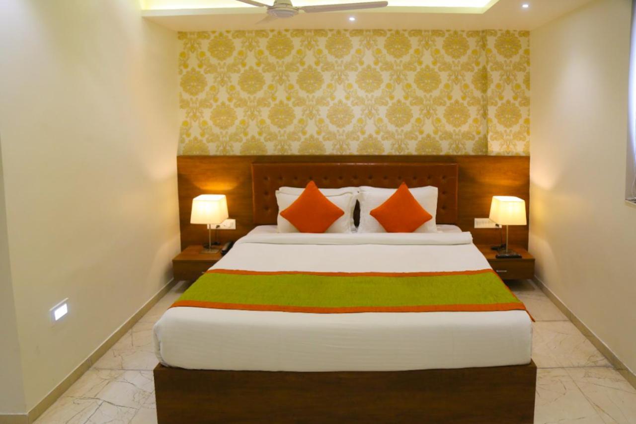 Hotel Nova Pride Rajkot Esterno foto