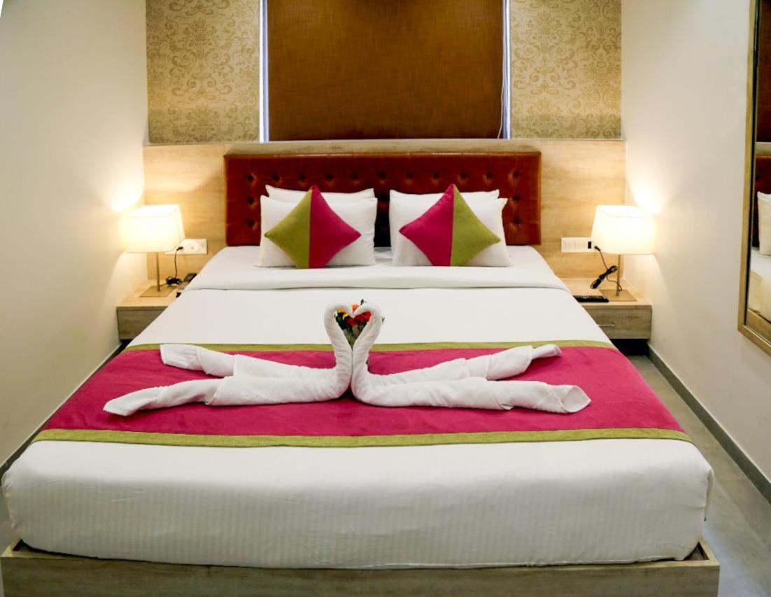 Hotel Nova Pride Rajkot Esterno foto