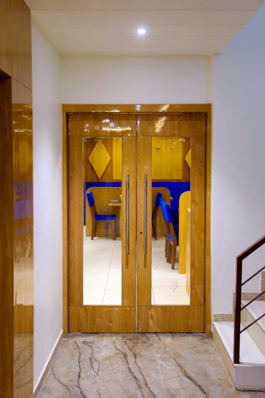 Hotel Nova Pride Rajkot Esterno foto