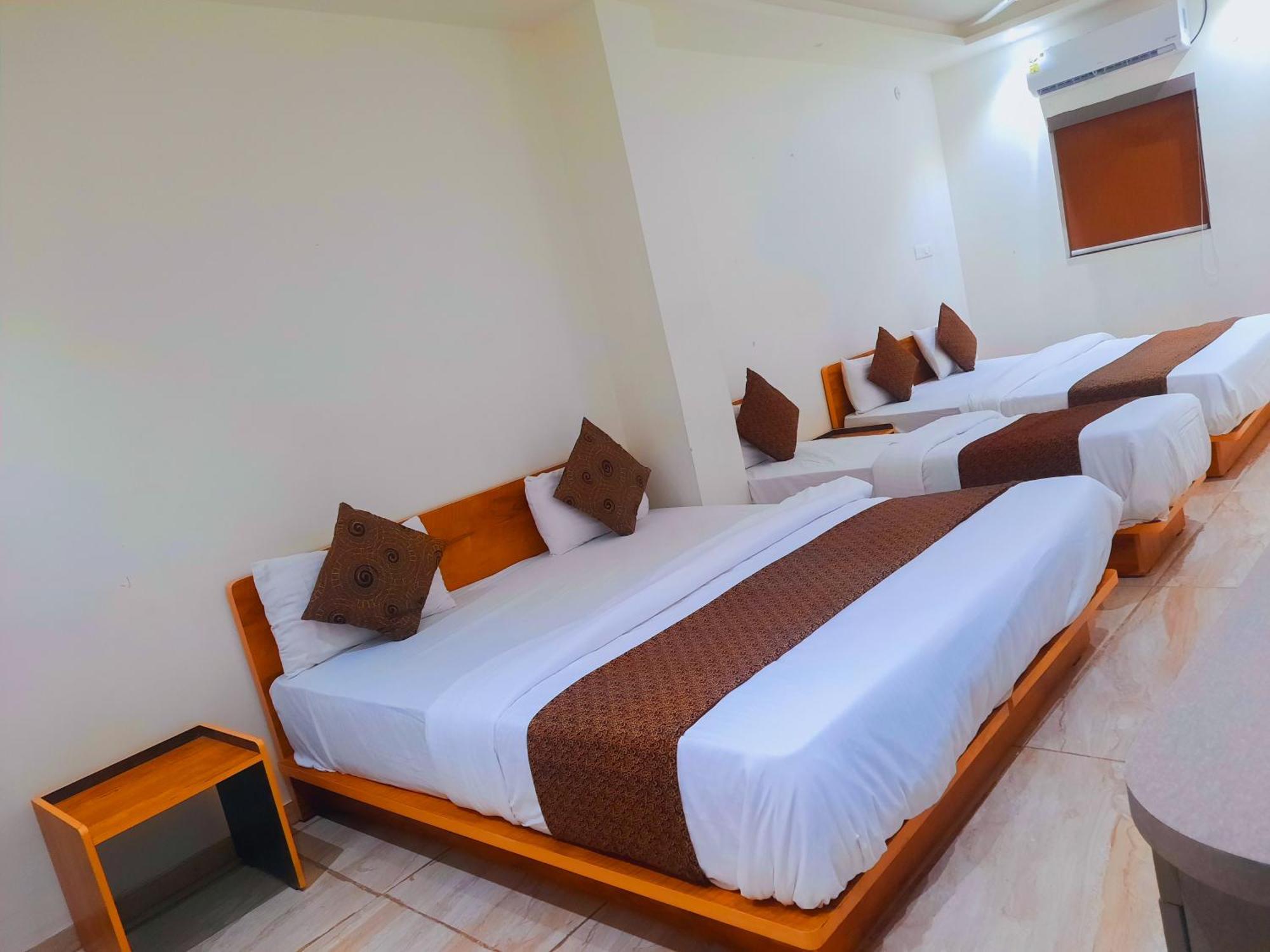 Hotel Nova Pride Rajkot Esterno foto