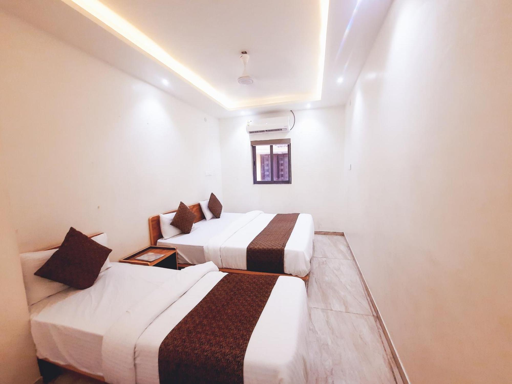 Hotel Nova Pride Rajkot Esterno foto