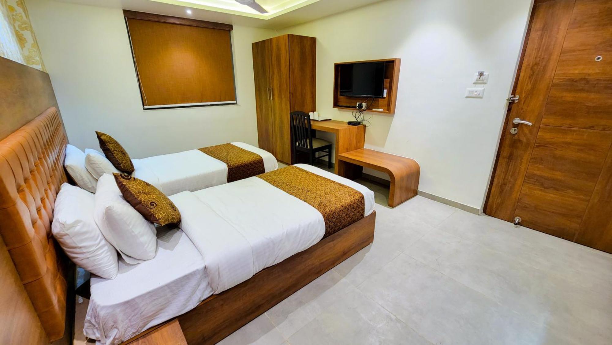 Hotel Nova Pride Rajkot Esterno foto