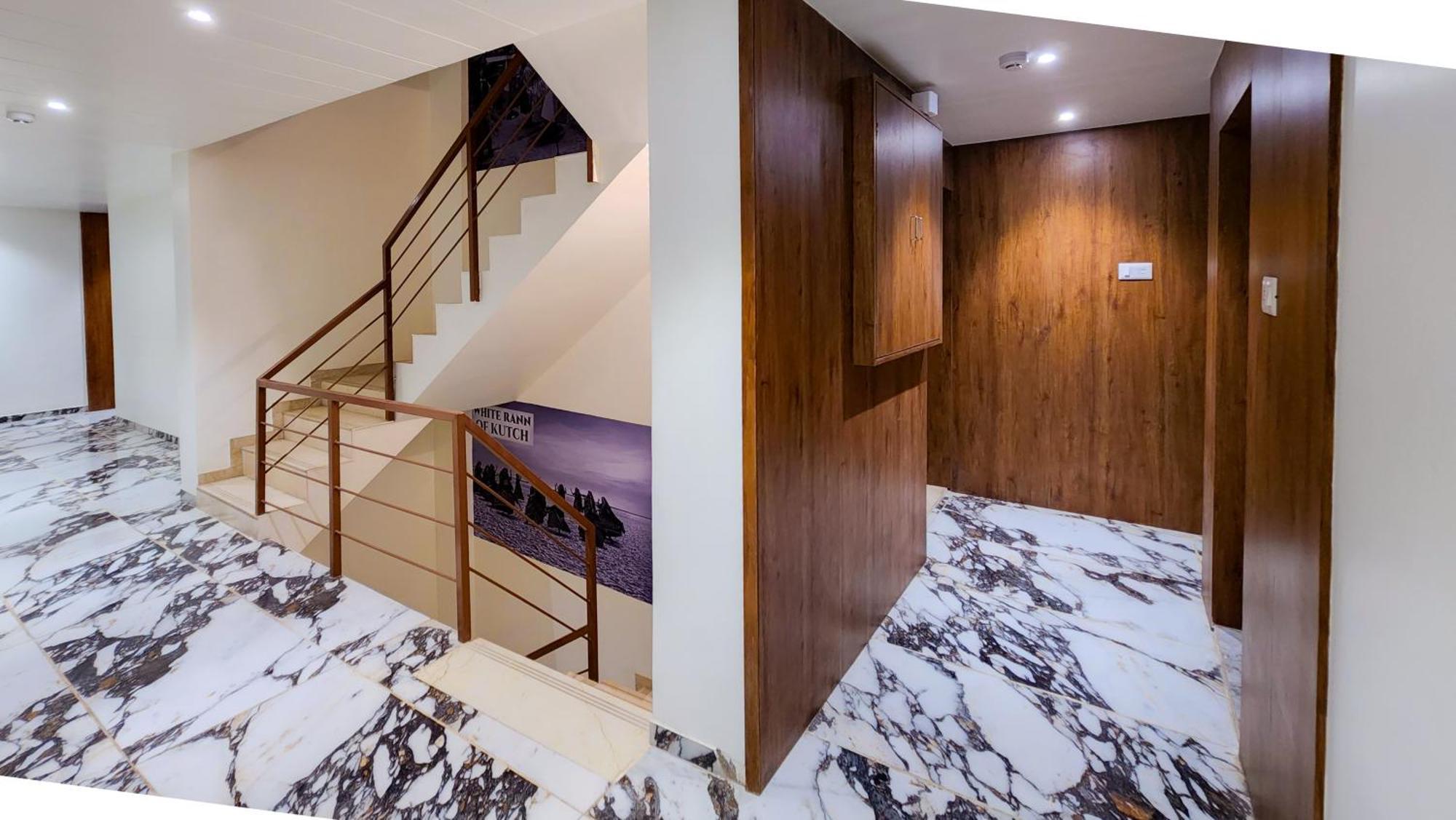 Hotel Nova Pride Rajkot Esterno foto