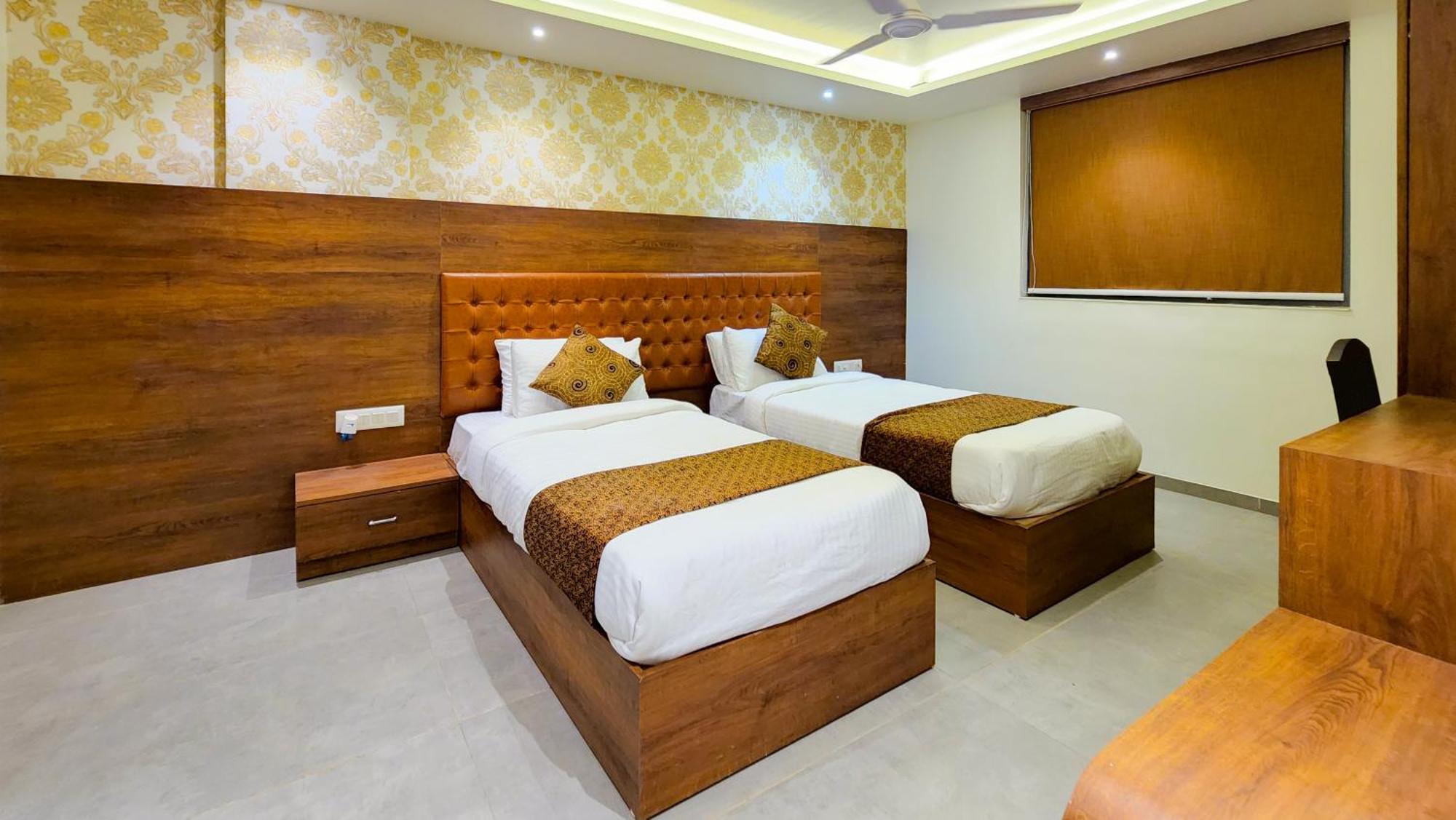 Hotel Nova Pride Rajkot Esterno foto