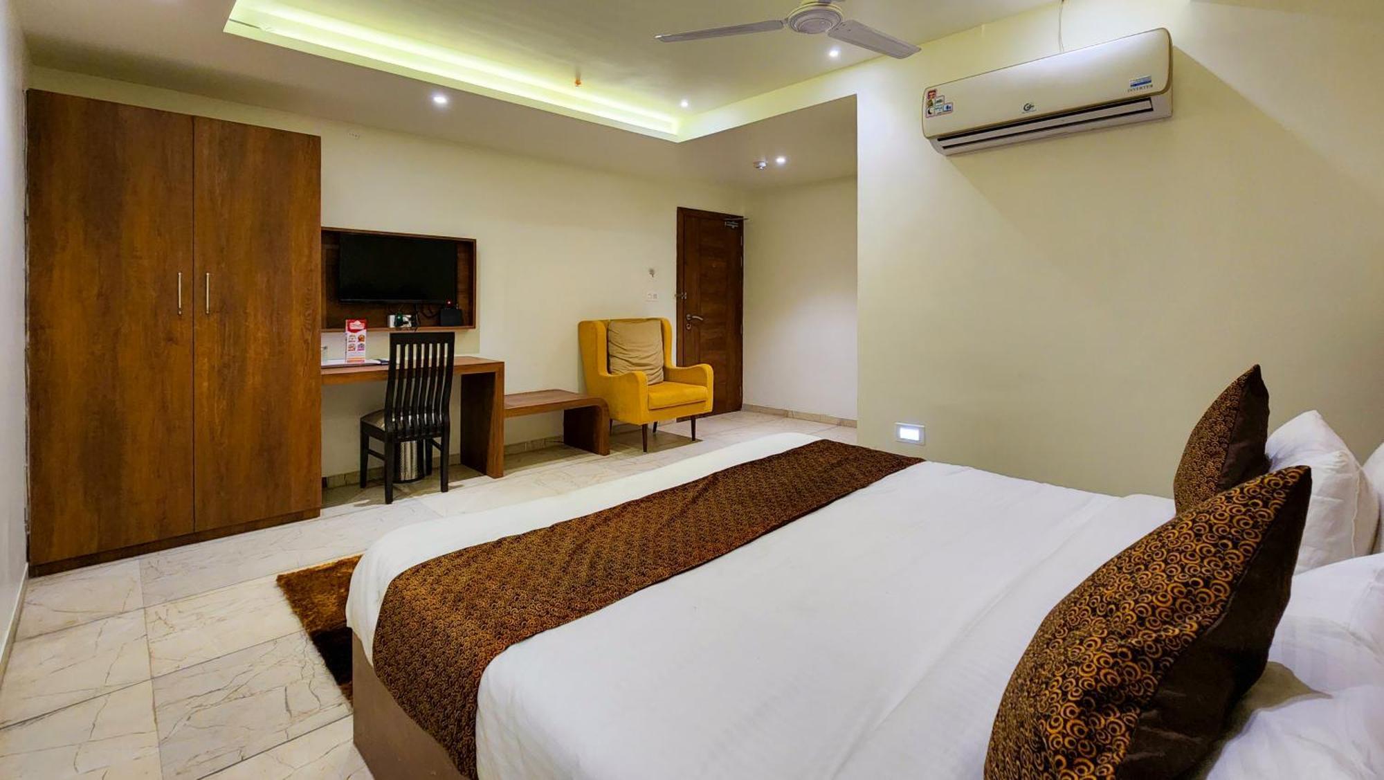 Hotel Nova Pride Rajkot Esterno foto