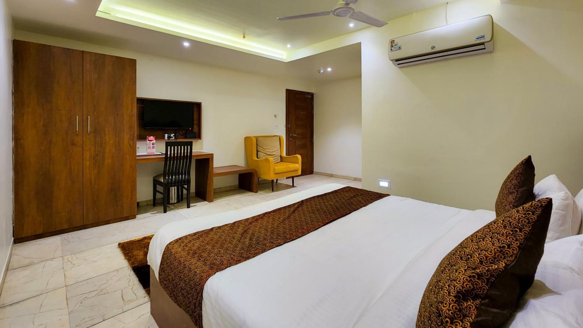 Hotel Nova Pride Rajkot Esterno foto