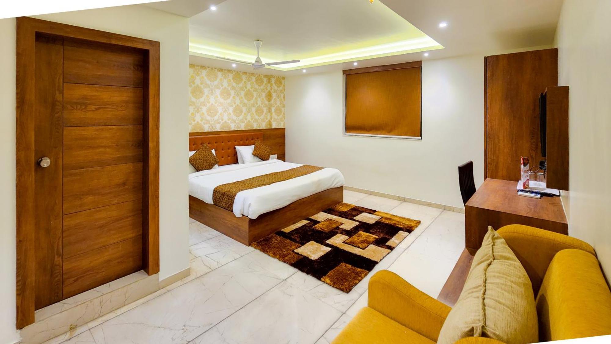 Hotel Nova Pride Rajkot Esterno foto