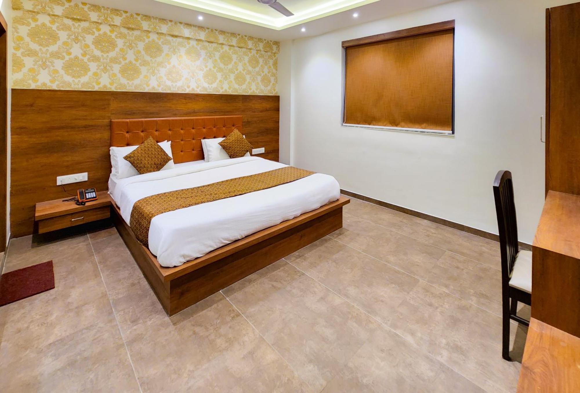 Hotel Nova Pride Rajkot Esterno foto