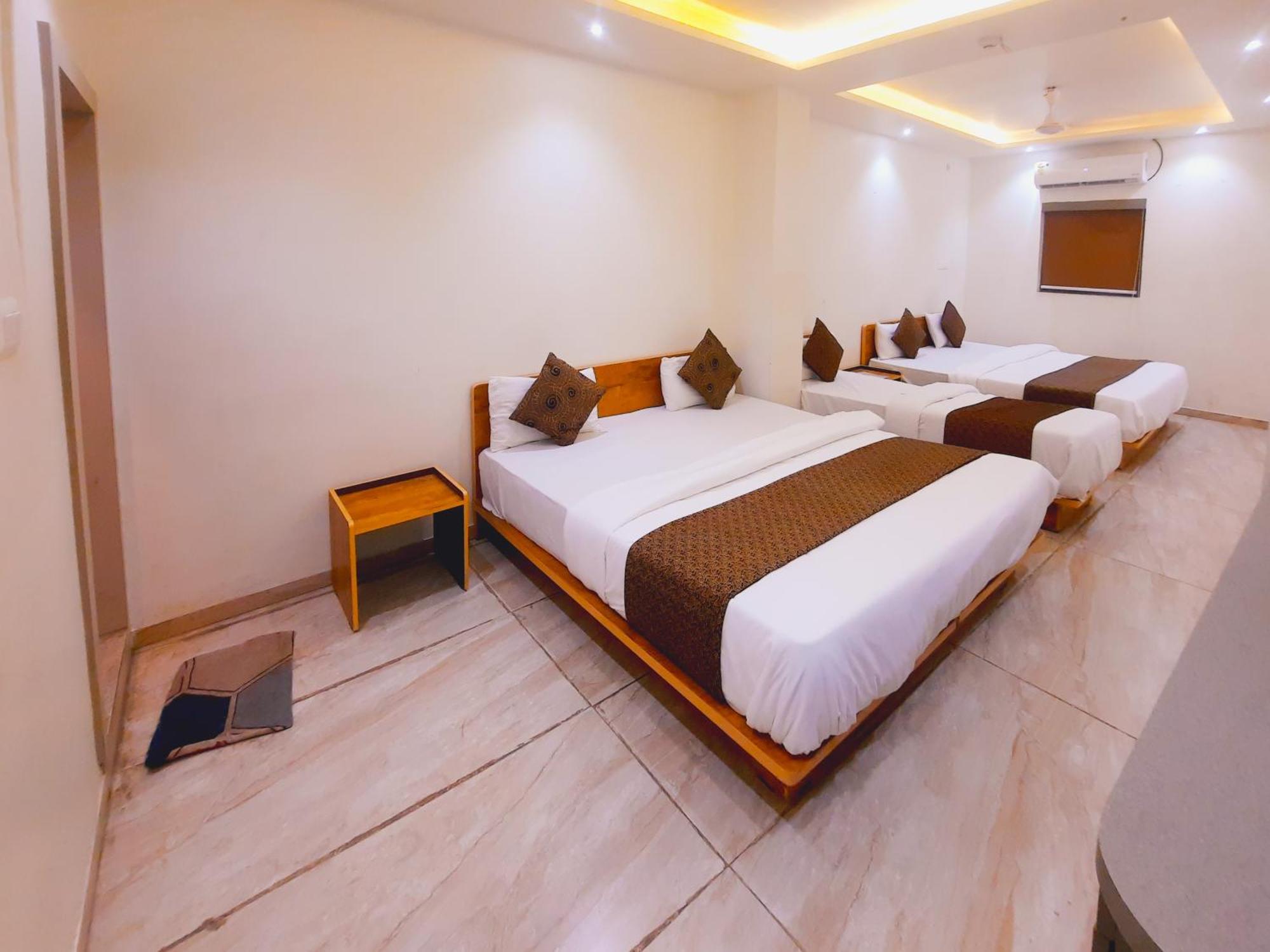Hotel Nova Pride Rajkot Esterno foto