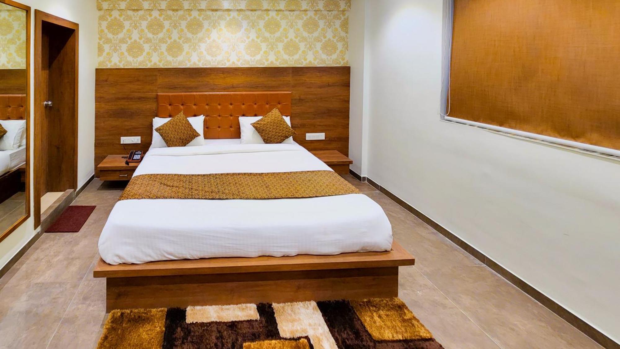Hotel Nova Pride Rajkot Esterno foto