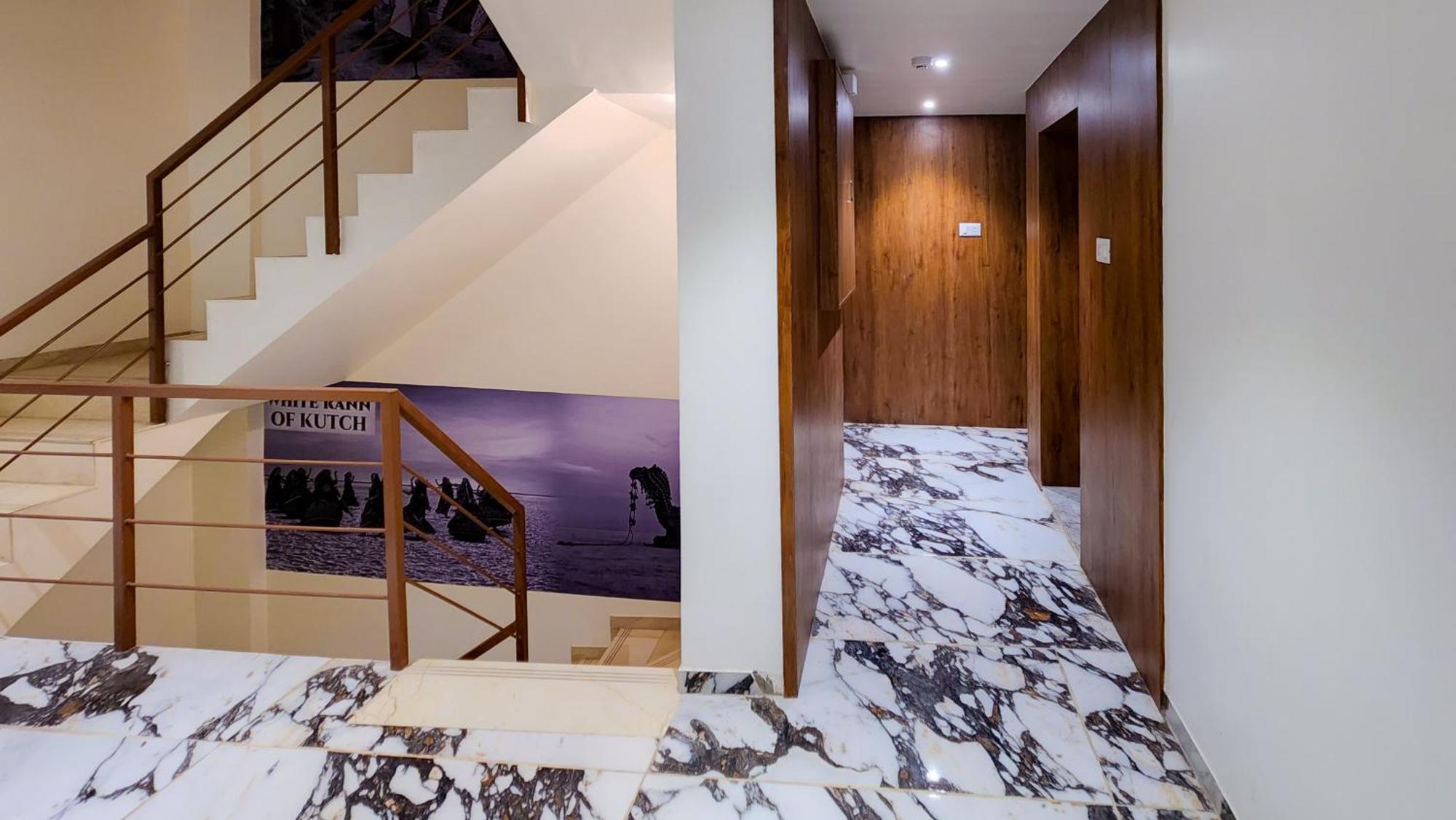Hotel Nova Pride Rajkot Esterno foto