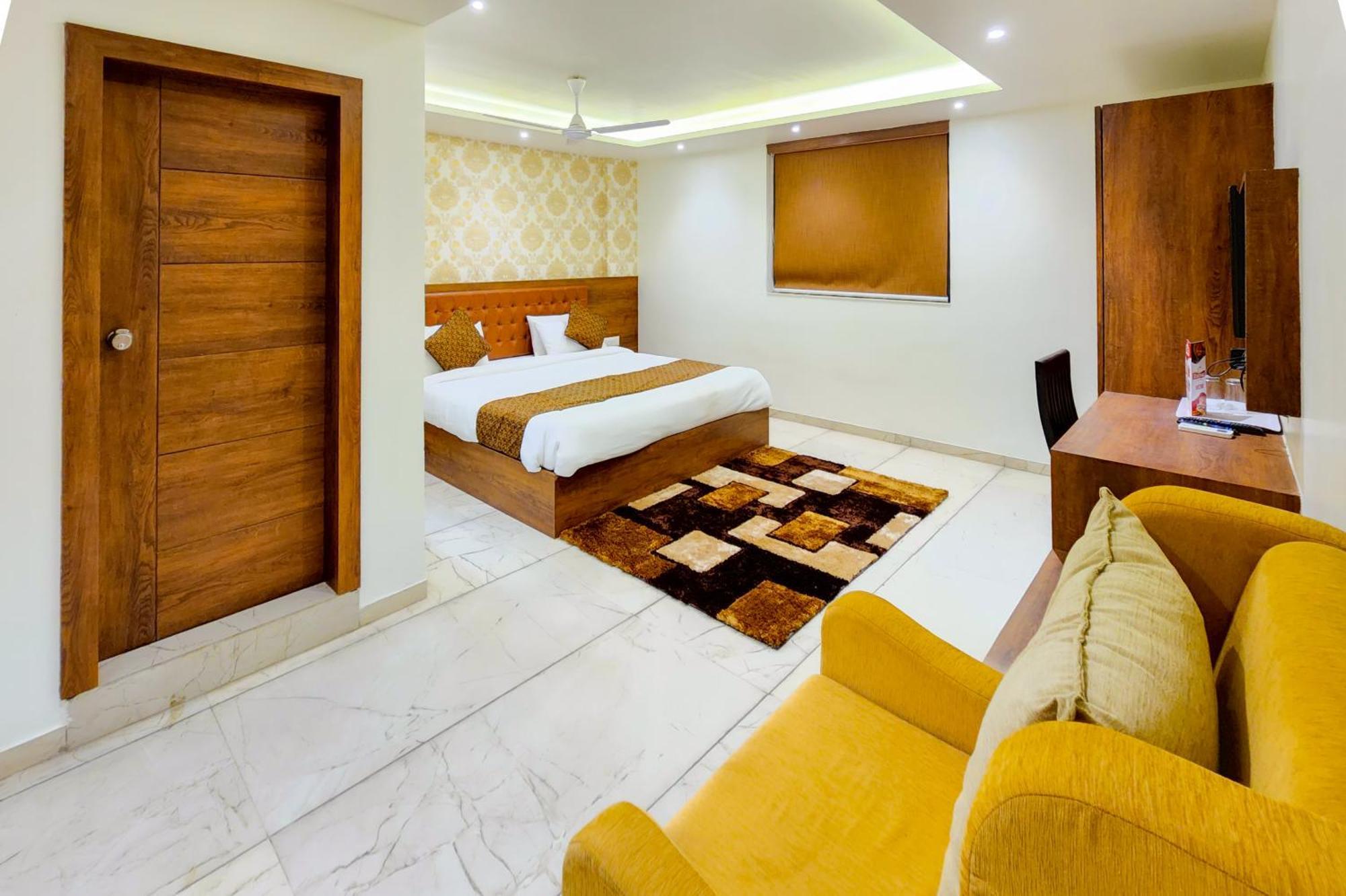 Hotel Nova Pride Rajkot Esterno foto