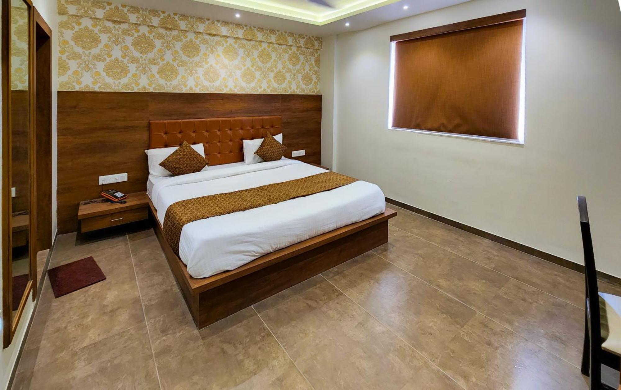 Hotel Nova Pride Rajkot Esterno foto