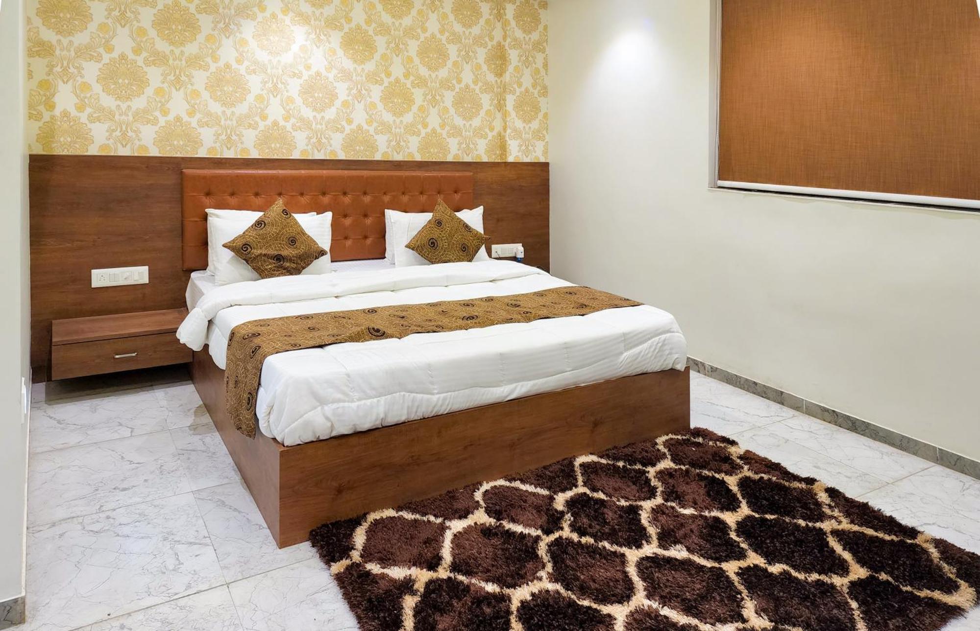 Hotel Nova Pride Rajkot Esterno foto