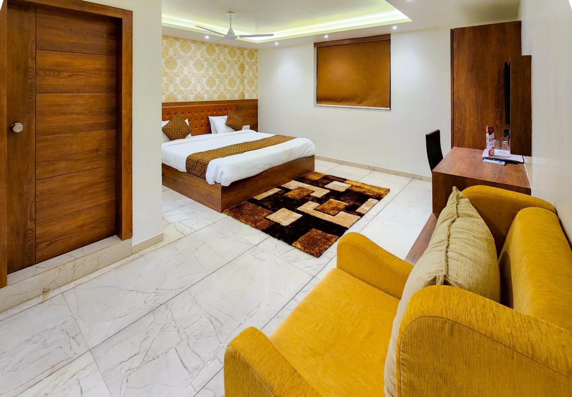 Hotel Nova Pride Rajkot Esterno foto