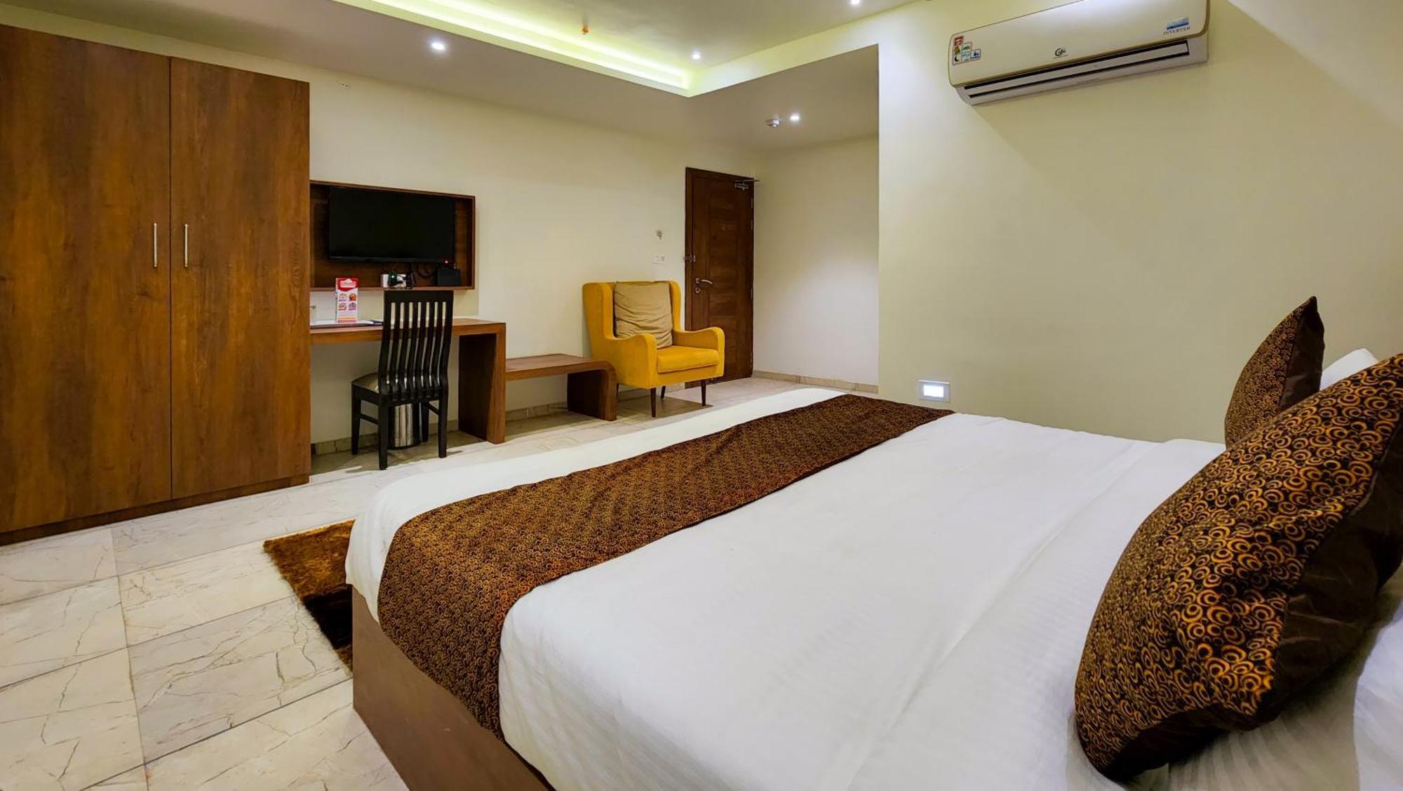 Hotel Nova Pride Rajkot Esterno foto