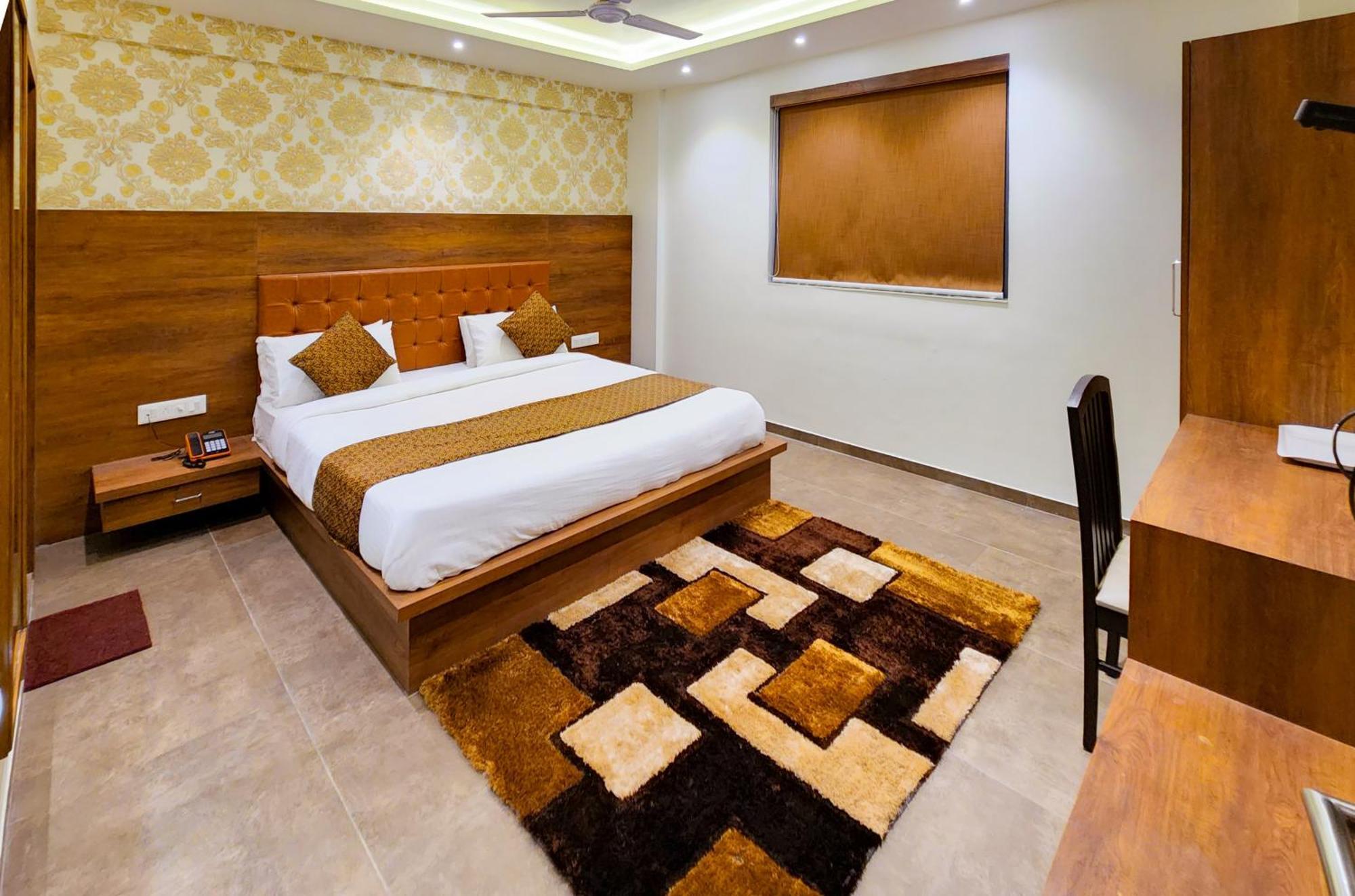 Hotel Nova Pride Rajkot Esterno foto